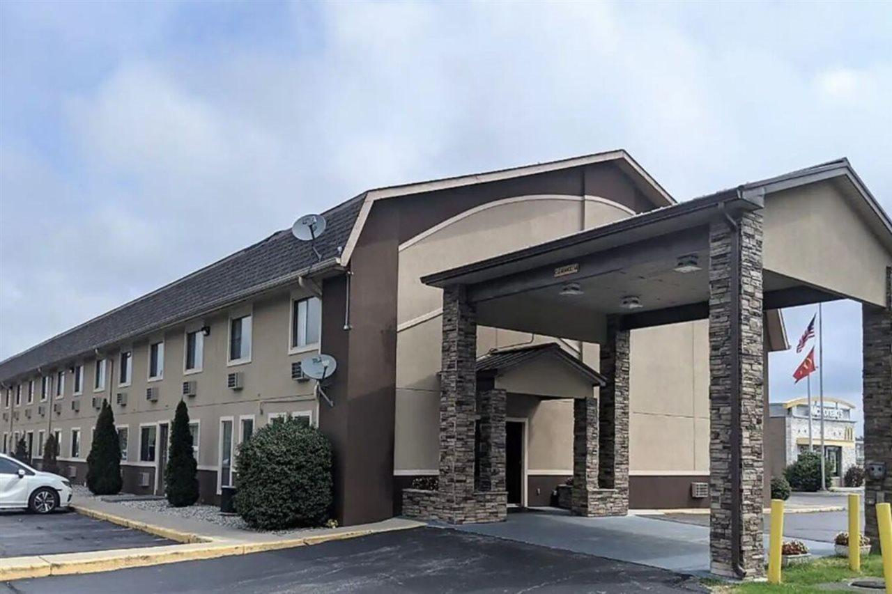 Super 8 By Wyndham Shelbyville Bagian luar foto